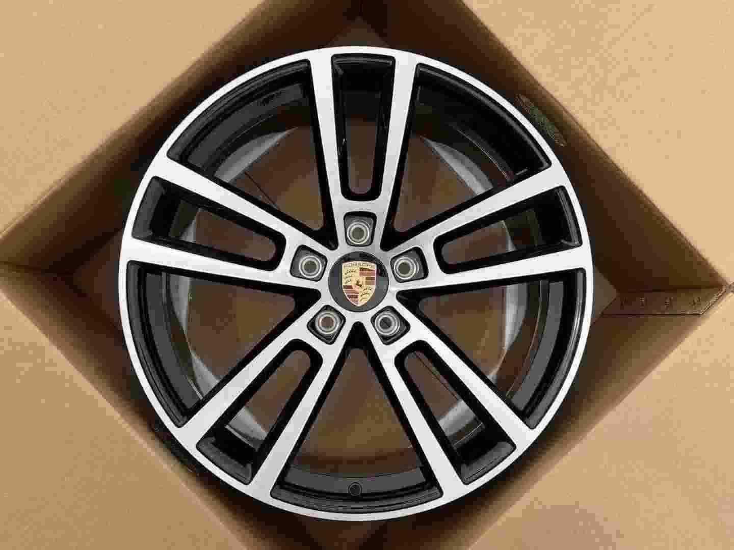 Кованые диски Ju-Tuning 1521 чёрный глянец R21–R22 5x130 на Porsche Cayenne, Panamera
