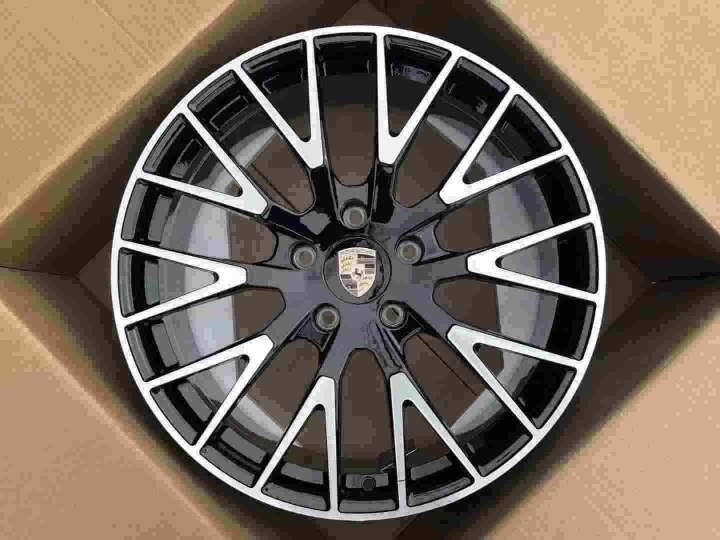 Кованые диски Ju-Tuning 1522 чёрный глянец R20–R21 5x130 на Porsche Cayenne, Panamera