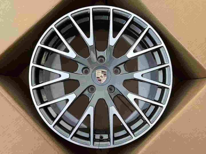Кованые диски Ju-Tuning 1522 глянцевый графит R20–R21 5x130 на Porsche Cayenne, Panamera