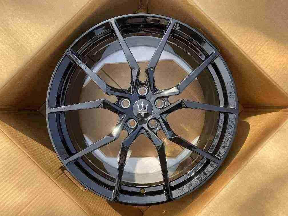 Кованые диски Ju-Tuning 1702 чёрный глянец R19–R20 5x114.3 на Maserati