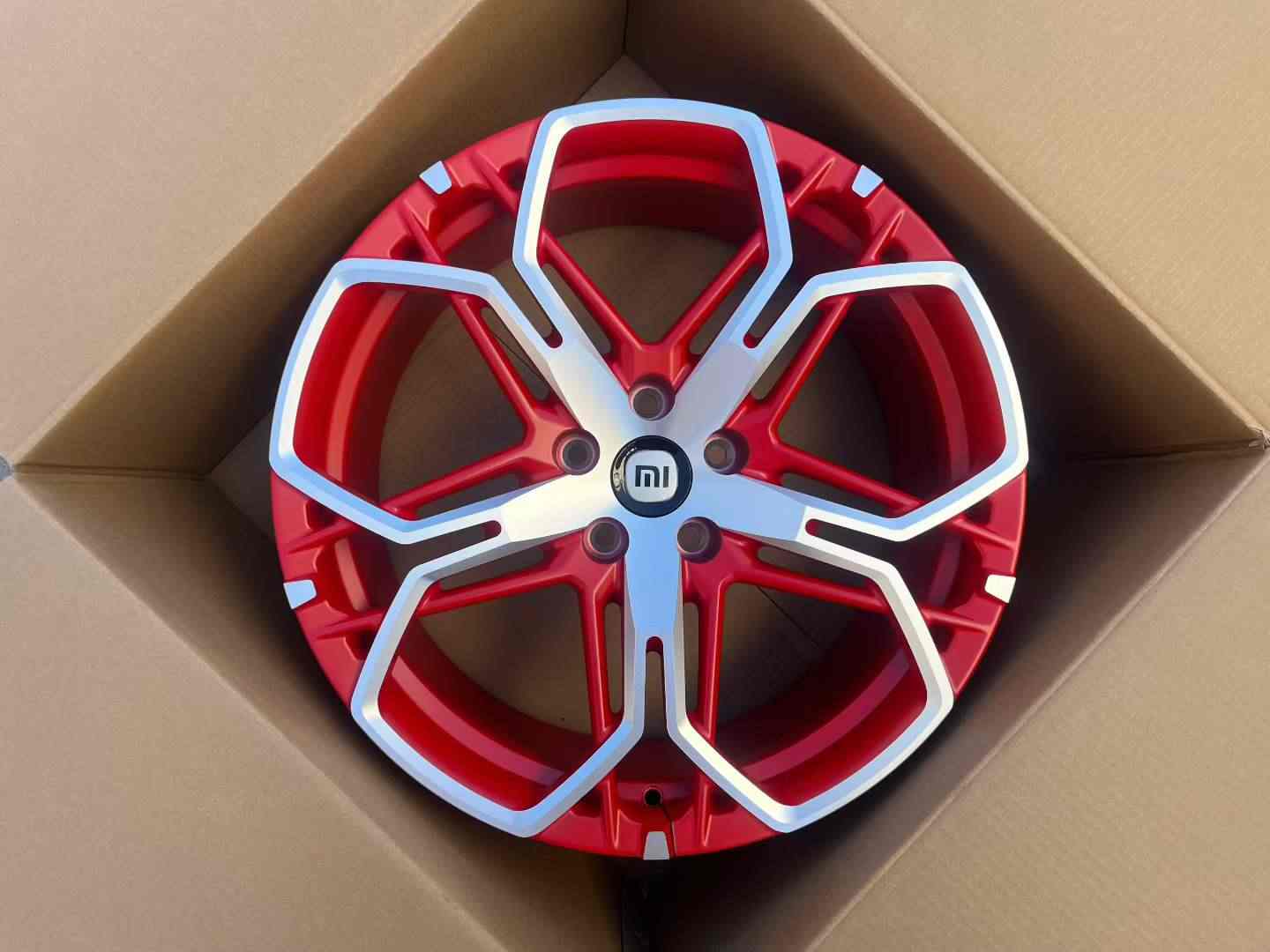 Кованые диски Ju-Tuning 1831 красный R19–R21 5x114.3 на Tesla 3/Y, BYD, Zeekr