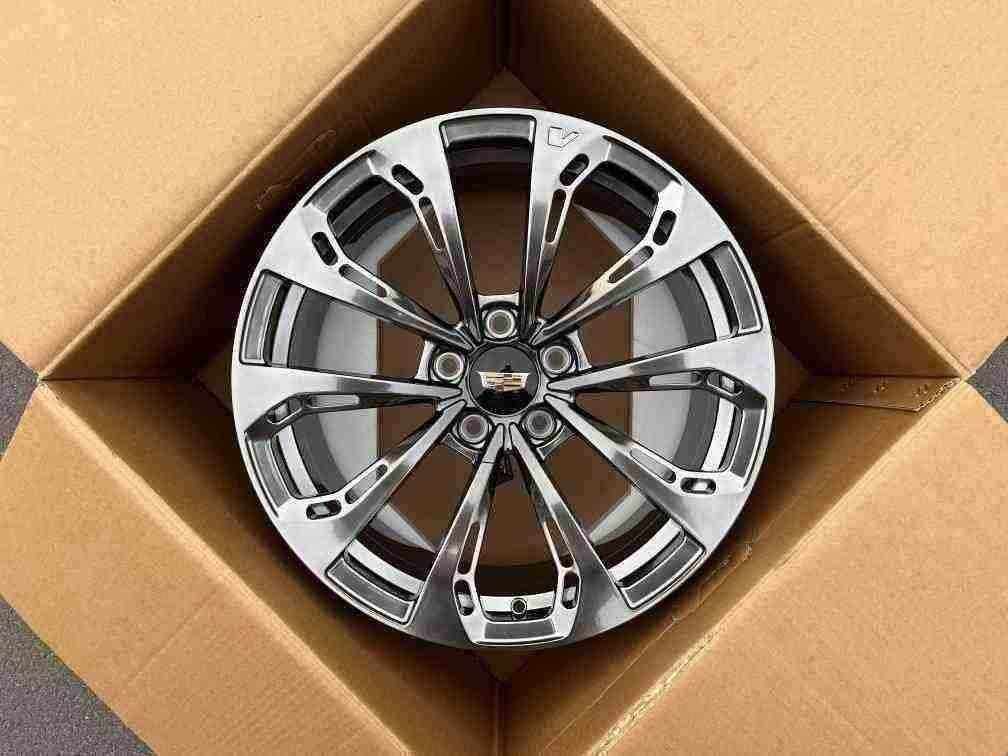 Кованые диски Ju-Tuning 1902 чёрный глянец повышенного блеска R18 5x115 на Cadillac Escalade, Lincoln