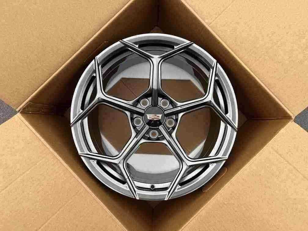 Кованые диски Ju-Tuning 1903 чёрный глянец повышенного блеска R18–R19 5x115 / 5x120 на Cadillac Escalade, Lincoln