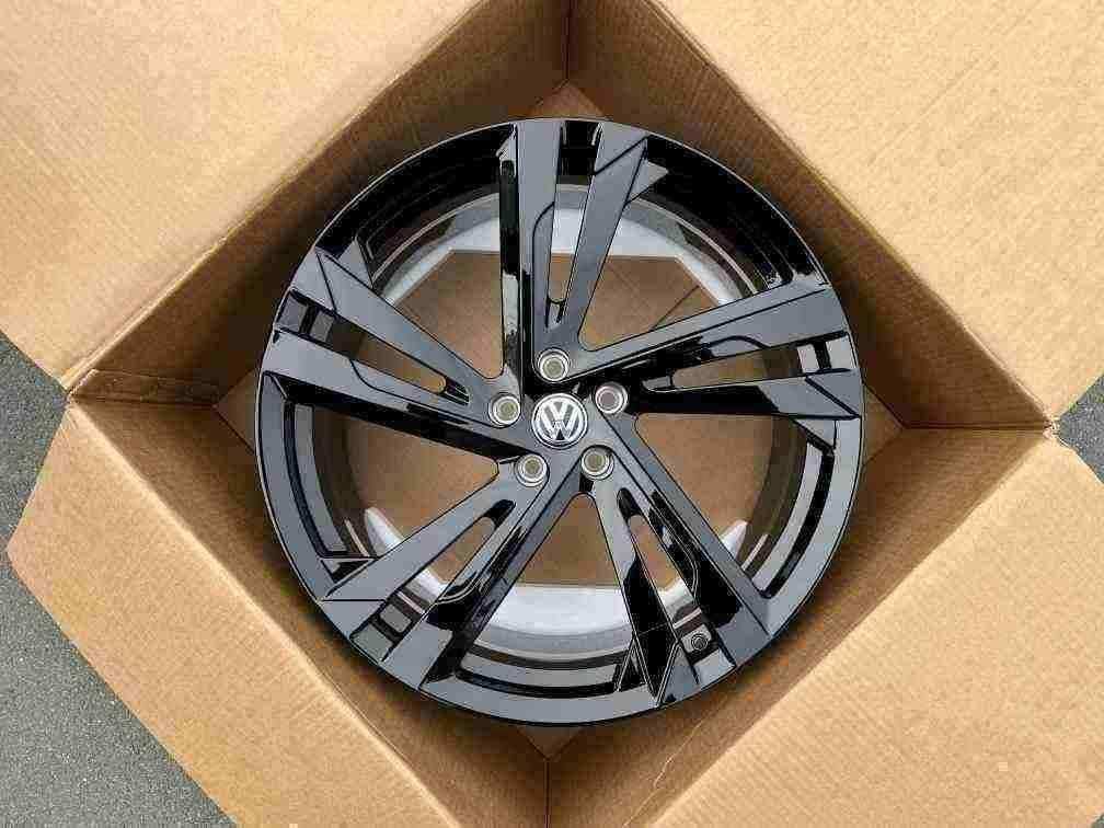 Кованые диски Ju-Tuning 1918 чёрный глянец R20–R21 5x112 на VW Passat, Tiguan, Touareg