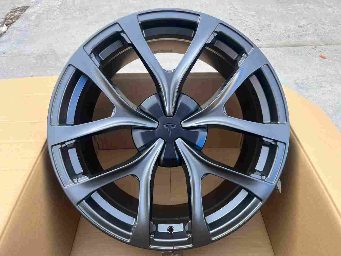 Кованые диски Ju-Tuning 1999 матовый перламутровый чёрно-серый R19–R21 5x114.3 на Tesla 3/Y, BYD, Zeekr