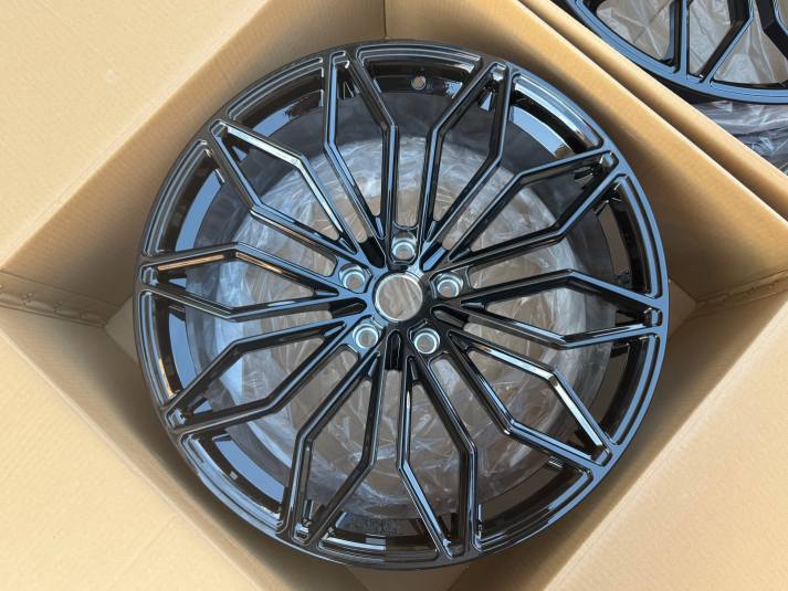 Кованые диски Ju-Tuning 2823 чёрный глянец R23 5x130 на Bentley, Rolls-Royce