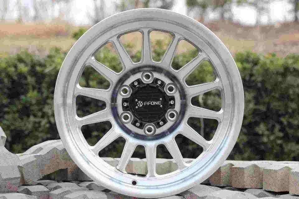 Кованые диски Ju-Tuning FF-01 серебристый R17 6x139.7 / 6x135 / 5x127 на внедорожники и пикапы
