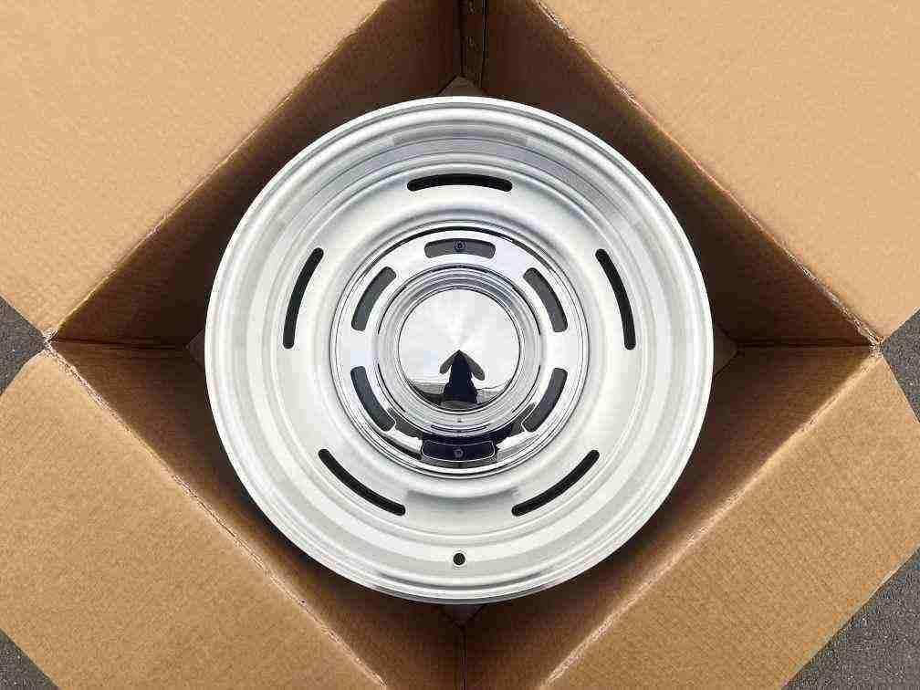 Кованые диски Ju-Tuning MF027 серебристый металлик R17 6x139.7 / 5x127 на внедорожники и пикапы — фото 2