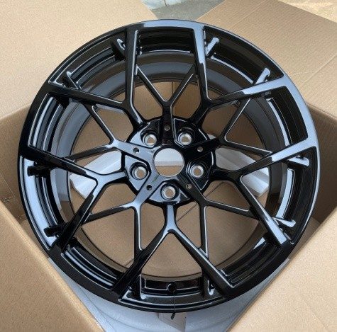 Кованые диски Ju-Tuning HJ0071 чёрный мат R18–R19 5x120 / 5x112 на BMW 3/5/7, X5/X6