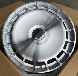 Кованые диски Ju-Tuning HJ0106 серебристый полированная лицевая часть R19–R20 5x112 на Mercedes C/E/S, GLC, GLE