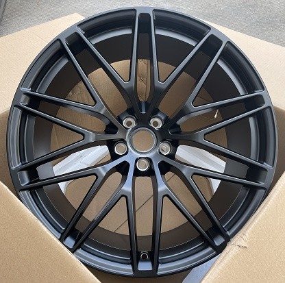 Кованые диски Ju-Tuning HJ0079 чёрный глянец R20–R22 5x130 / 5x112 на Porsche Cayenne, Panamera