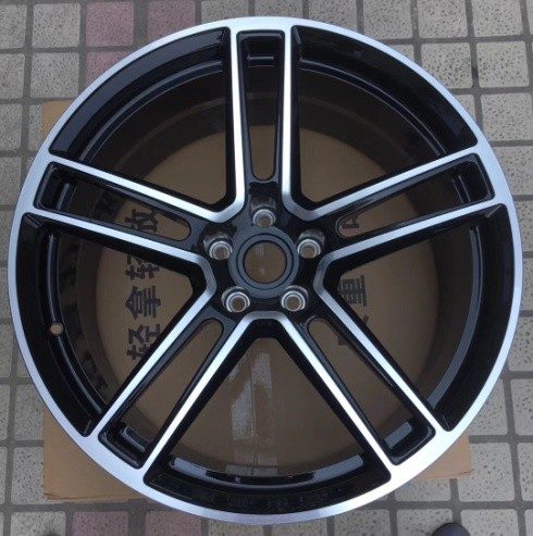 Кованые диски Ju-Tuning HJ0122 чёрный глянец R20 5x112 на Porsche Cayenne, Panamera