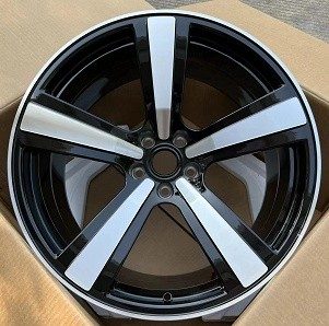 Кованые диски Ju-Tuning HJ0186 чёрный глянец R20 5x112 на Porsche Cayenne, Panamera
