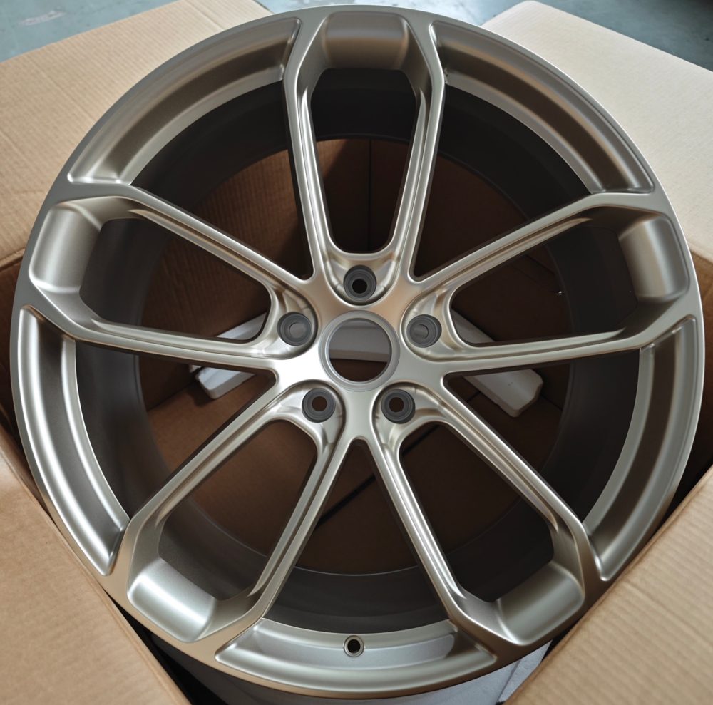 Кованые диски Ju-Tuning RGWC515 матовый платиновый R22 5x130 на Porsche Cayenne, Panamera