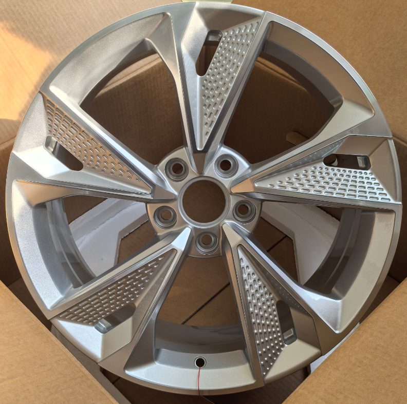 Кованые диски Ju-Tuning RGWX429 серебристый R18 5x112 на Audi A4-A8/Q7, VW