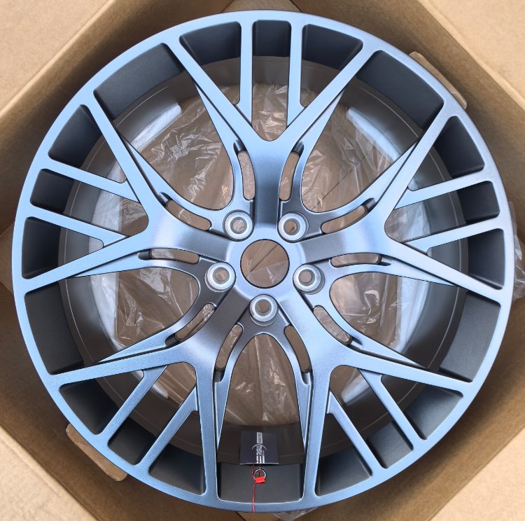 Кованые диски Ju-Tuning RGWX251023 матовый стальной серый R20–R22 5x120 на Range Rover, Defender