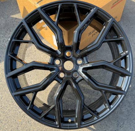 Кованые диски Ju-Tuning RGWA251696 чёрный глянец R22 5x120 на Range Rover, Defender