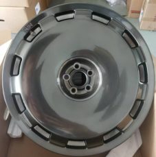 Кованые диски Ju-Tuning RGWC5611 зеркальная полировка гравировка на кромке обода R21–R22 5x120 / 5x112 на Bentley, Rolls-Royce