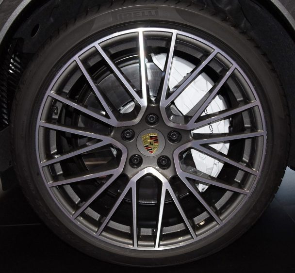 Кованые диски Ju-Tuning M4 тёмный графит R19–R20 5x130 на Porsche Cayenne, Panamera